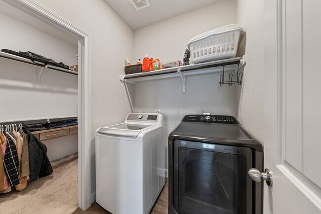Building Photo - Spacious 4-Bed Oasis with Pool Access & Modern Upgrades in New Braunfels