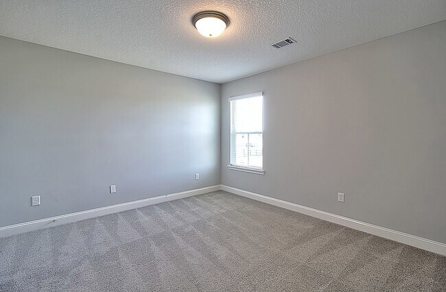 Building Photo - 566 Burke Dr