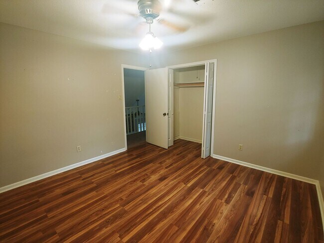 Building Photo - 8 Hickory Ln