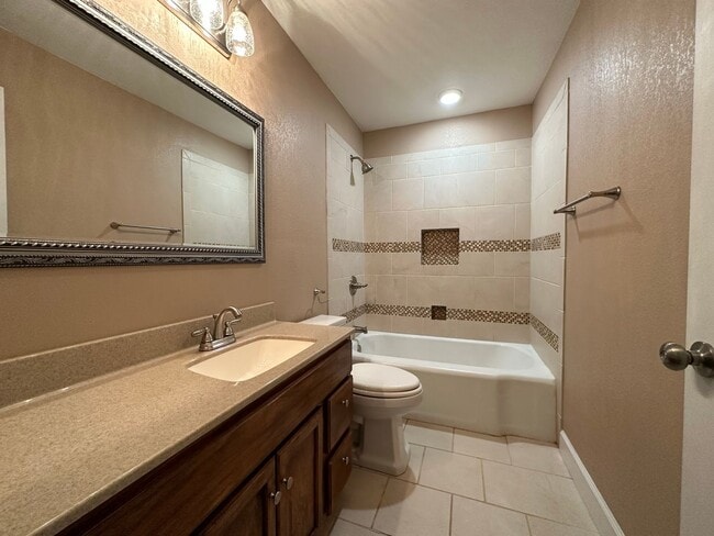 Building Photo - Charming 3 Bed 2 Bath Park Hill Home