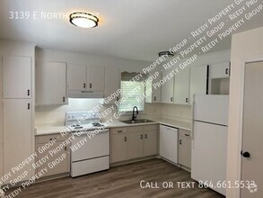 Building Photo - 2 Bedroom only 10 minutes to Downtown Gree...