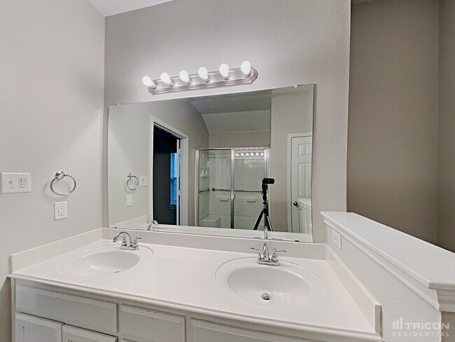 Building Photo - 4805 Cedar Springs Dr