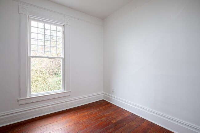 Building Photo - 1940-1946-1946 SW Market St Dr