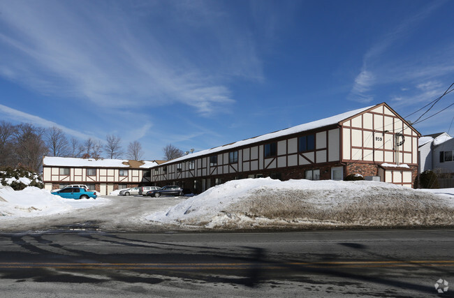 Primary Photo - Meriden Rd Townhouses