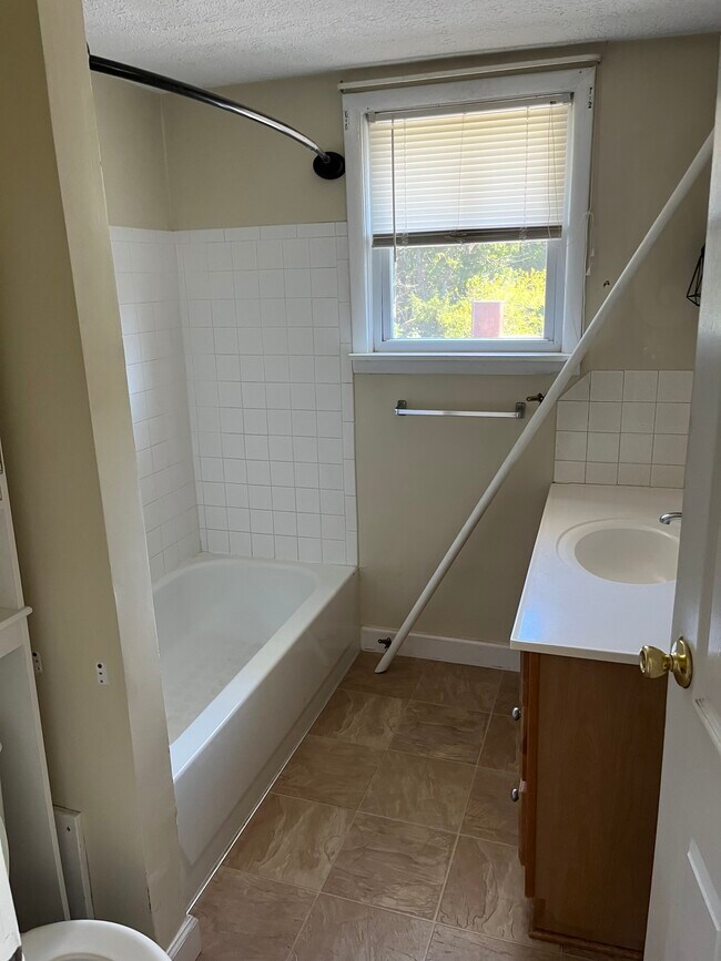 Building Photo - 435 31st St SW