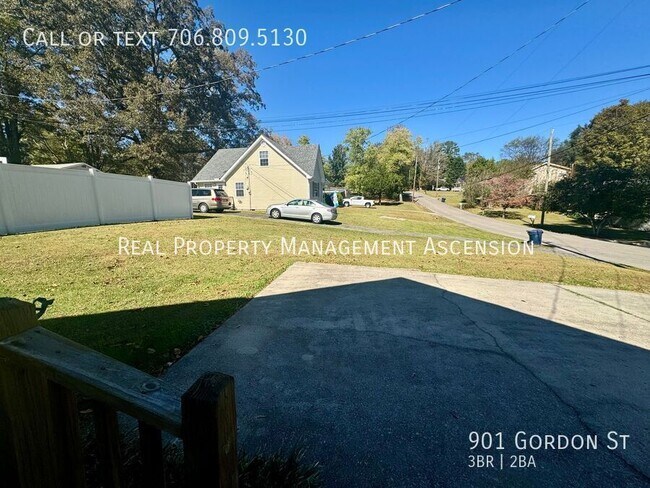 Building Photo - 901 Gordon St