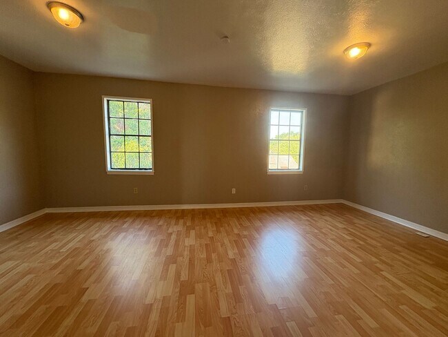 Building Photo - Huge 2 bedroom/2.5 bathroom Townhouse with Central Air & Heat & Garage!