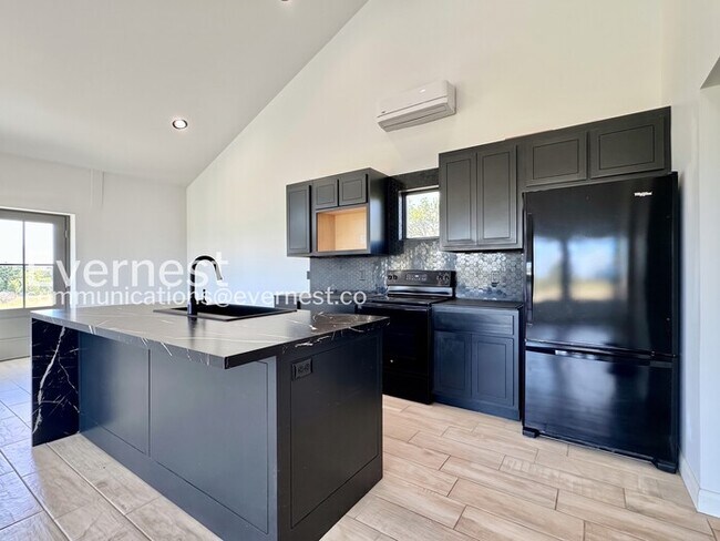 Building Photo - 2 Bed, 2 Bath Home with Garage / Pet-Friendly / Available Now!