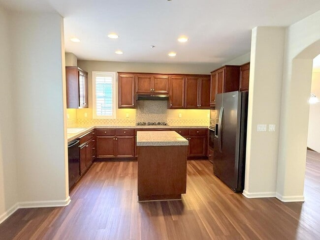 Building Photo - Modern End Unit Townhouse In Great Dublin ...