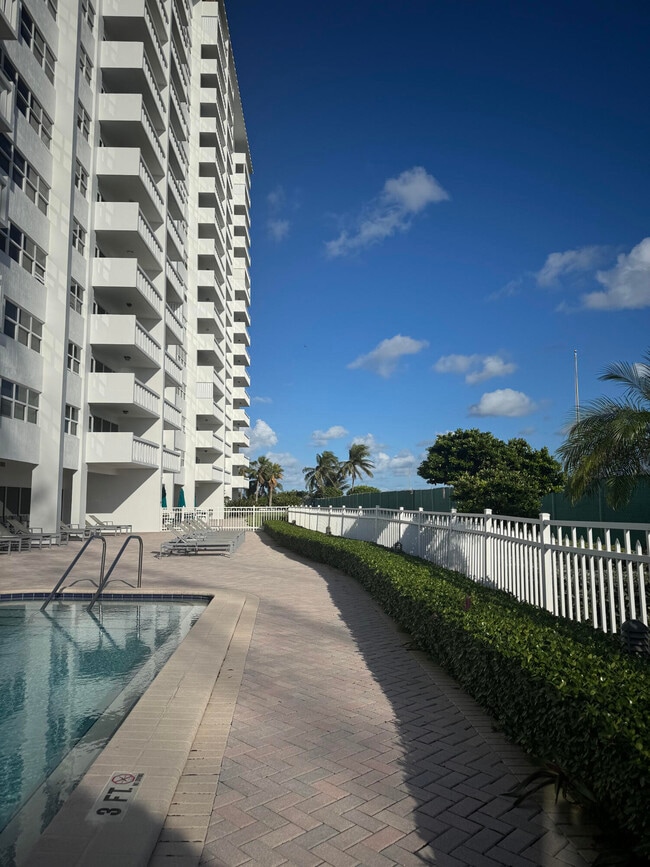 Building Photo - 2100 S Ocean Dr