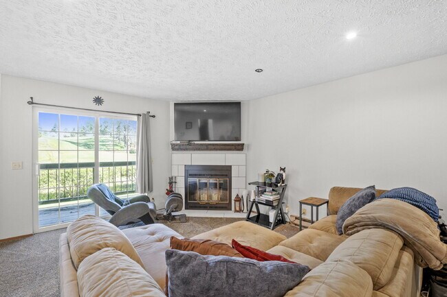 Building Photo - The epitome of carefree condo life is righ...