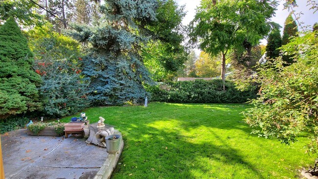 Building Photo - 828 E 11th Ave