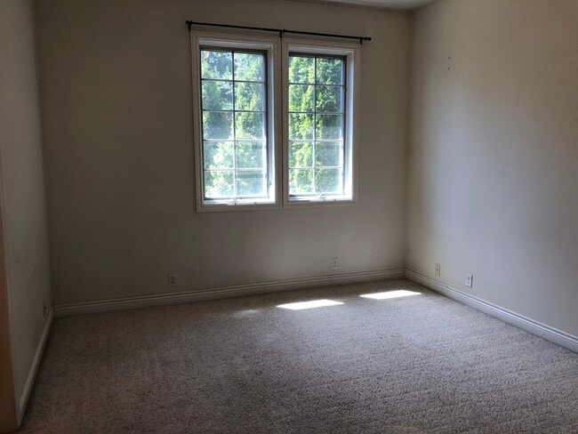 Building Photo - 265 NW Terre View Dr