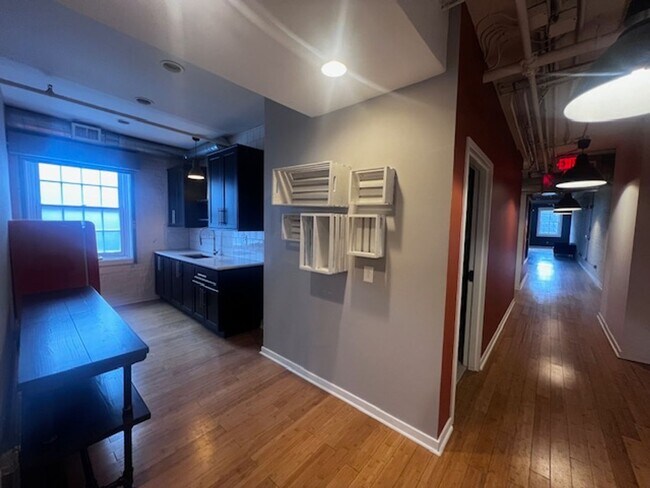 Building Photo - ? Spacious and Bright Loft In Old City