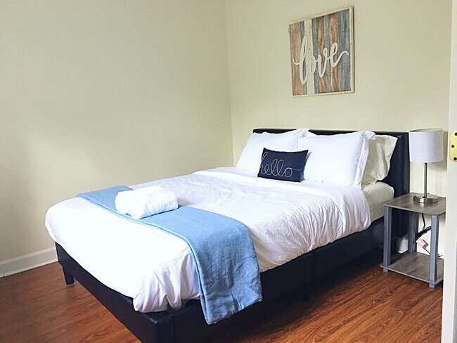 Building Photo - 2330 Evergreen Ln