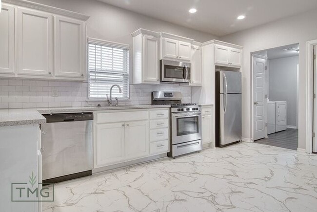 Building Photo - Spacious 3/2 with Front Porch, Fenced Yard...