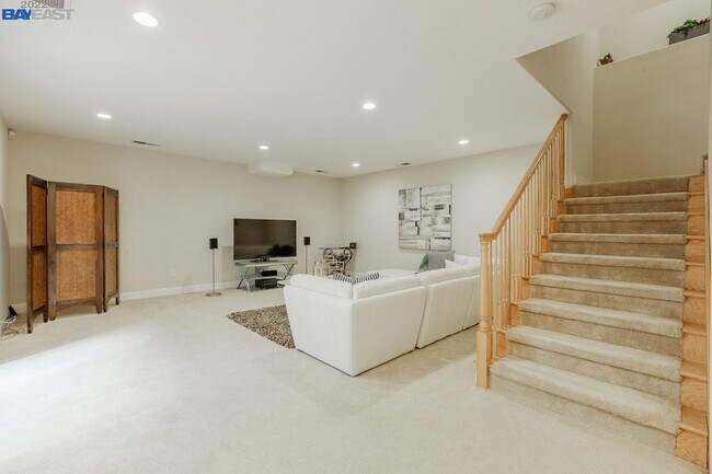 Building Photo - Live Exceptionally in This Peaceful Willow Glen Executive Home; 4 bed/ 4.5 bath