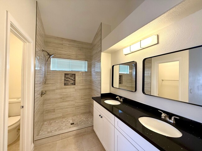 Building Photo - 3 Bedroom Home off of S Eastern and Sunrid...