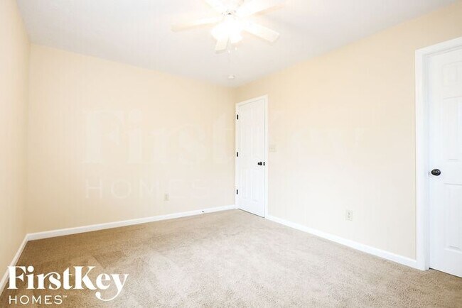 Building Photo - 7228 Village Oaks Dr