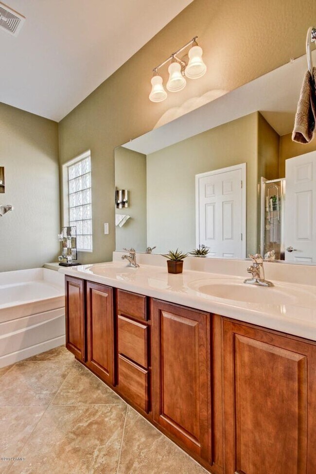 Building Photo - Gorgeous 4 Bed single level home at  Fireside - Norterra