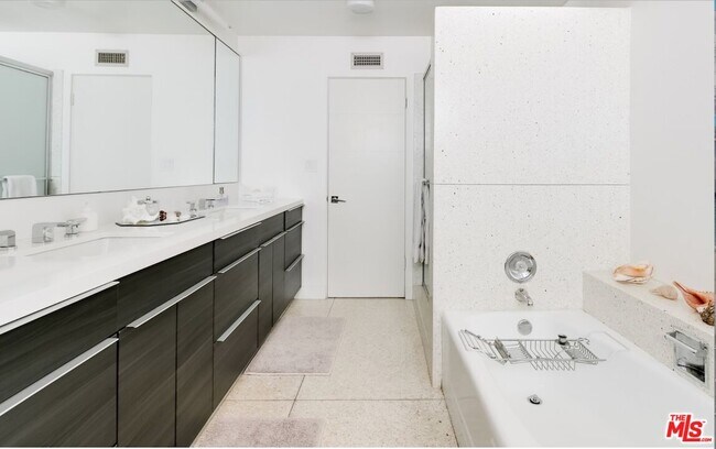 Building Photo - 5470 Katherine Ave