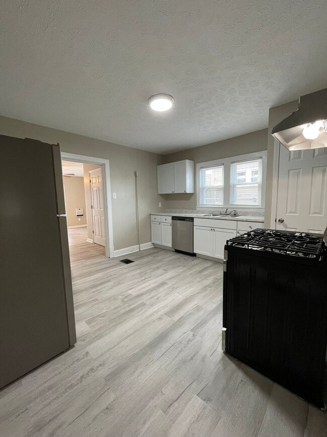 Building Photo - Newly Renovated Just For You! 3 Beds/1 Bat...
