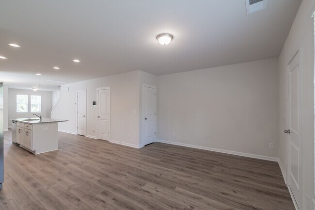 Building Photo - 223 Hoskins Ave Dr