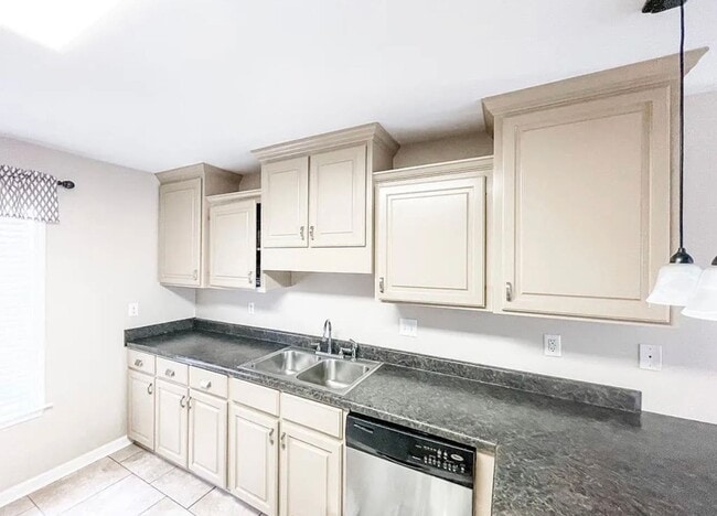 Building Photo - Charming 3/2 furnished home on quiet street