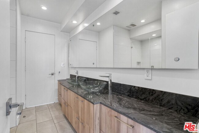 Building Photo - 1445 1/4 N Martel Ave