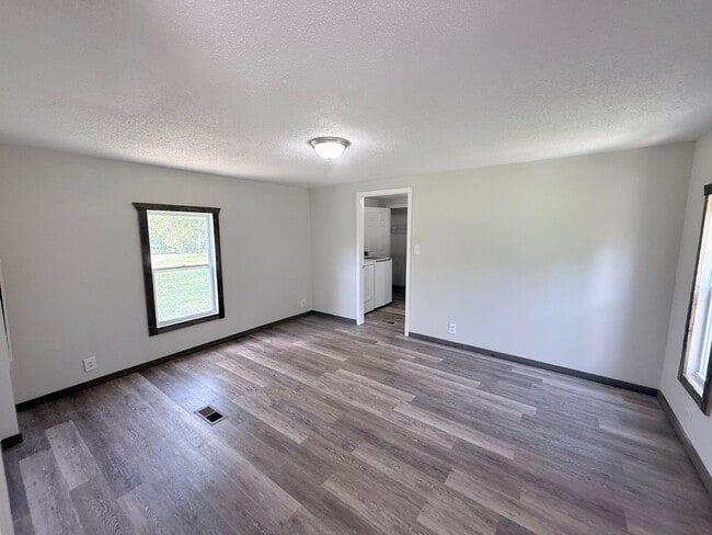 Building Photo - Fully Remodeled 3 Bedroom, 2 Bath Home in the Country – Versailles, KY