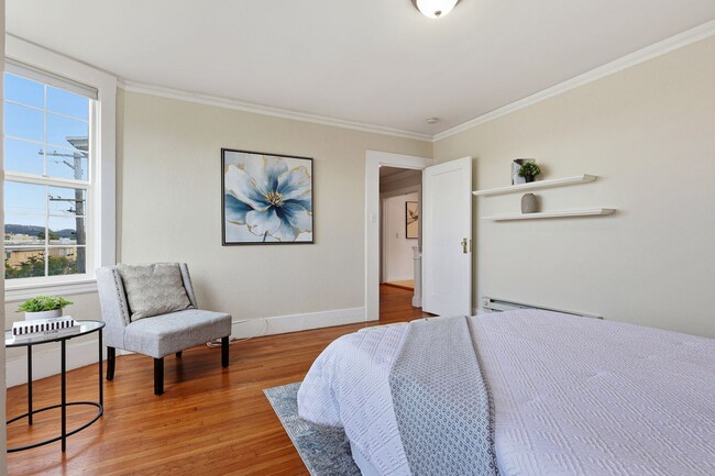 Building Photo - Charming Seacliff Top Floor Condo Unit with views of Golden Gate Bridge!