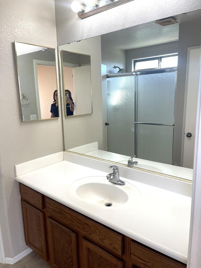 Building Photo - 985 E Saddle Way