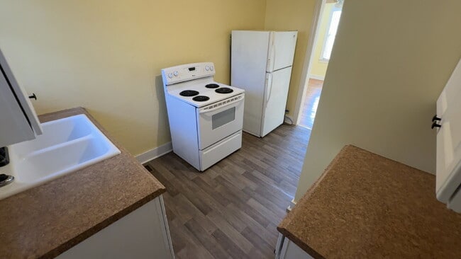 Building Photo - Belhaven apartment for $1195 with washer/ dryer and water included!!
