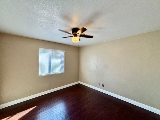 Building Photo - Two-story single-family house