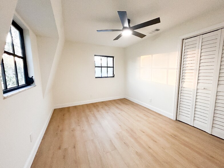 Building Photo - 417 66th Ave S