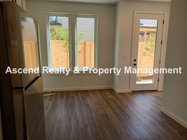 Building Photo - Newer 2 Level Townhome with Patio in Alberta Available August 10 Garbage Included Small Pets OK