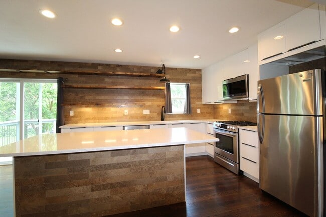 Building Photo - Upgraded 2 Bedroom 1 Bath House In Mission Kansas