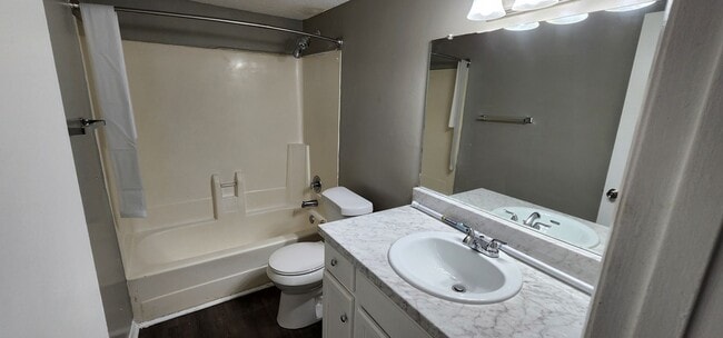 Building Photo - 906 NW Candlewood Dr