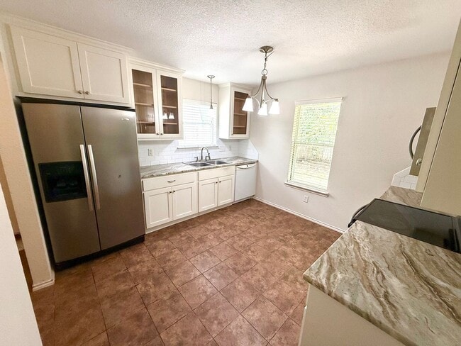 Building Photo - Available Now! Charming Single-Story Home in Waco with Modern Finishes & Spacious Yard
