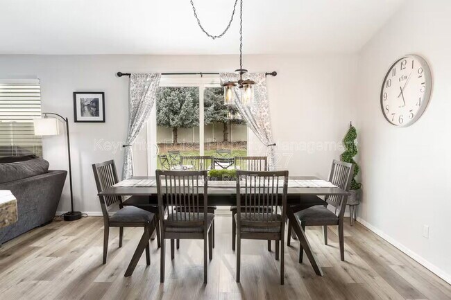 Building Photo - 879 N Traquair Pl
