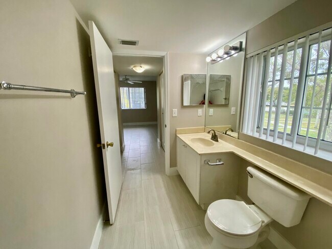 Building Photo - 1600 Crestwood Ct S