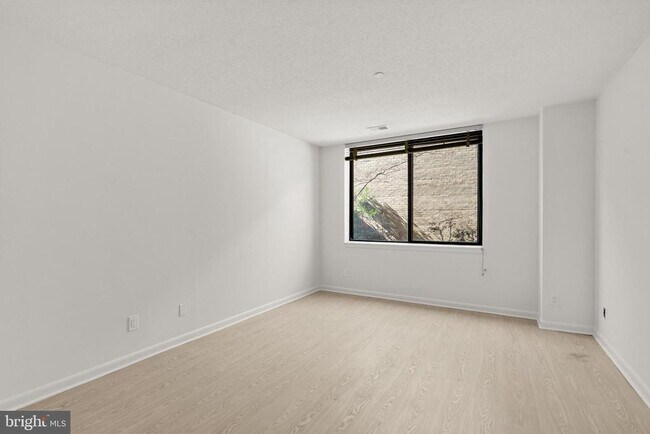 Building Photo - 3709 S George Mason Dr