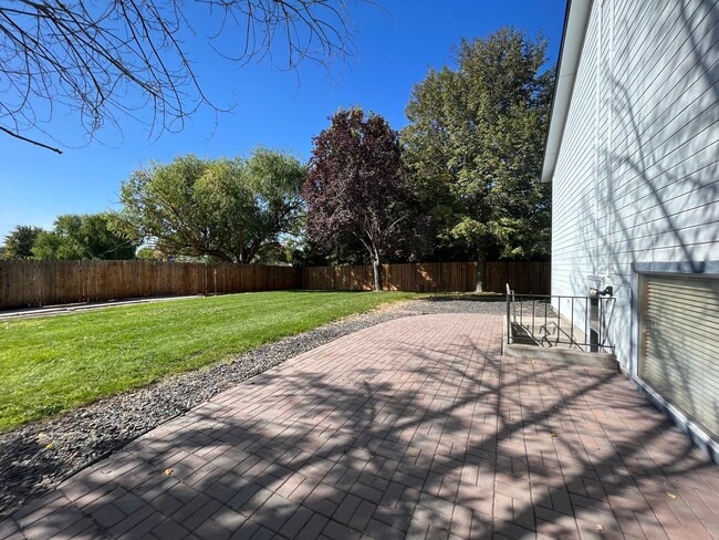 Building Photo - 1241 W Kimra St