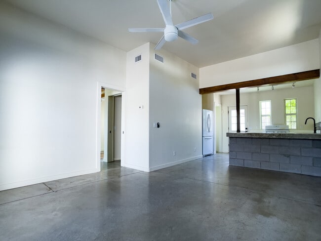 Building Photo - 1330 E Coronado Rd