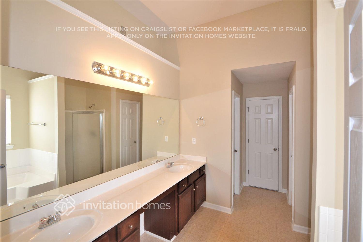 Building Photo - 4968 Locherby Dr