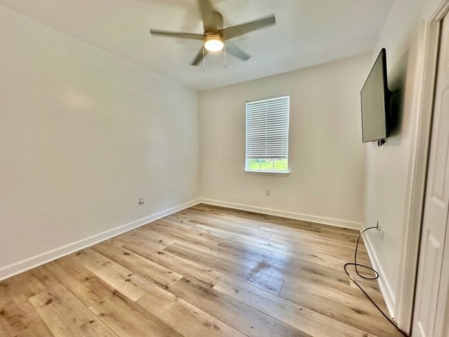 Building Photo - 126 S Shore Dr