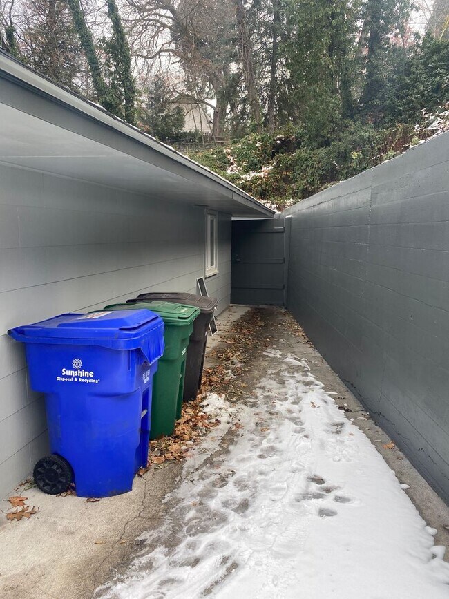 Building Photo - Johnson Duplex Apartments