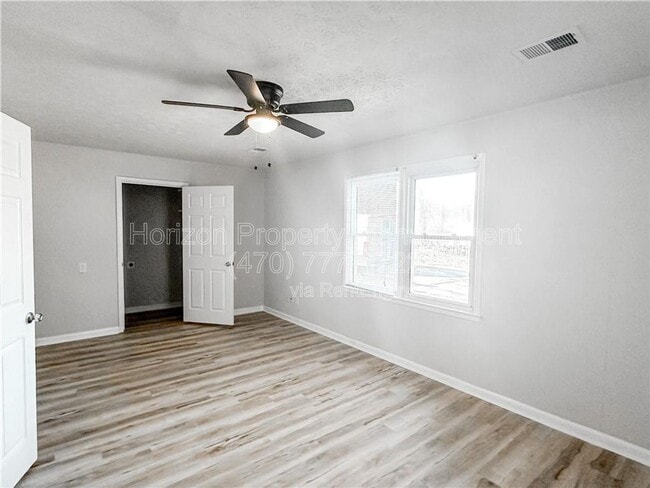 Building Photo - 6132 Lynne Cir SW