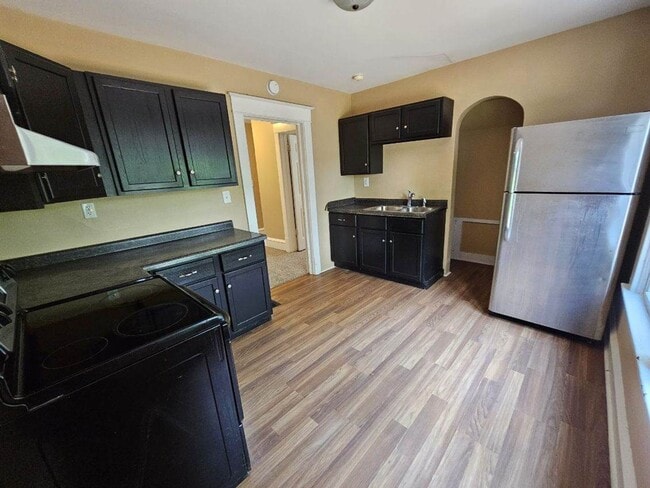 Building Photo - 2 bed 1 bath two story duplex