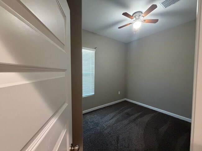 Building Photo - 40916 W Shaver Dr
